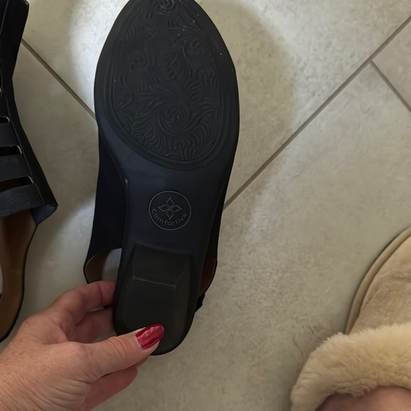 Comfortiva Black Sandals with Adjustable Straps and Sturdy Sole. Size 9W - Picture 4 of 5
